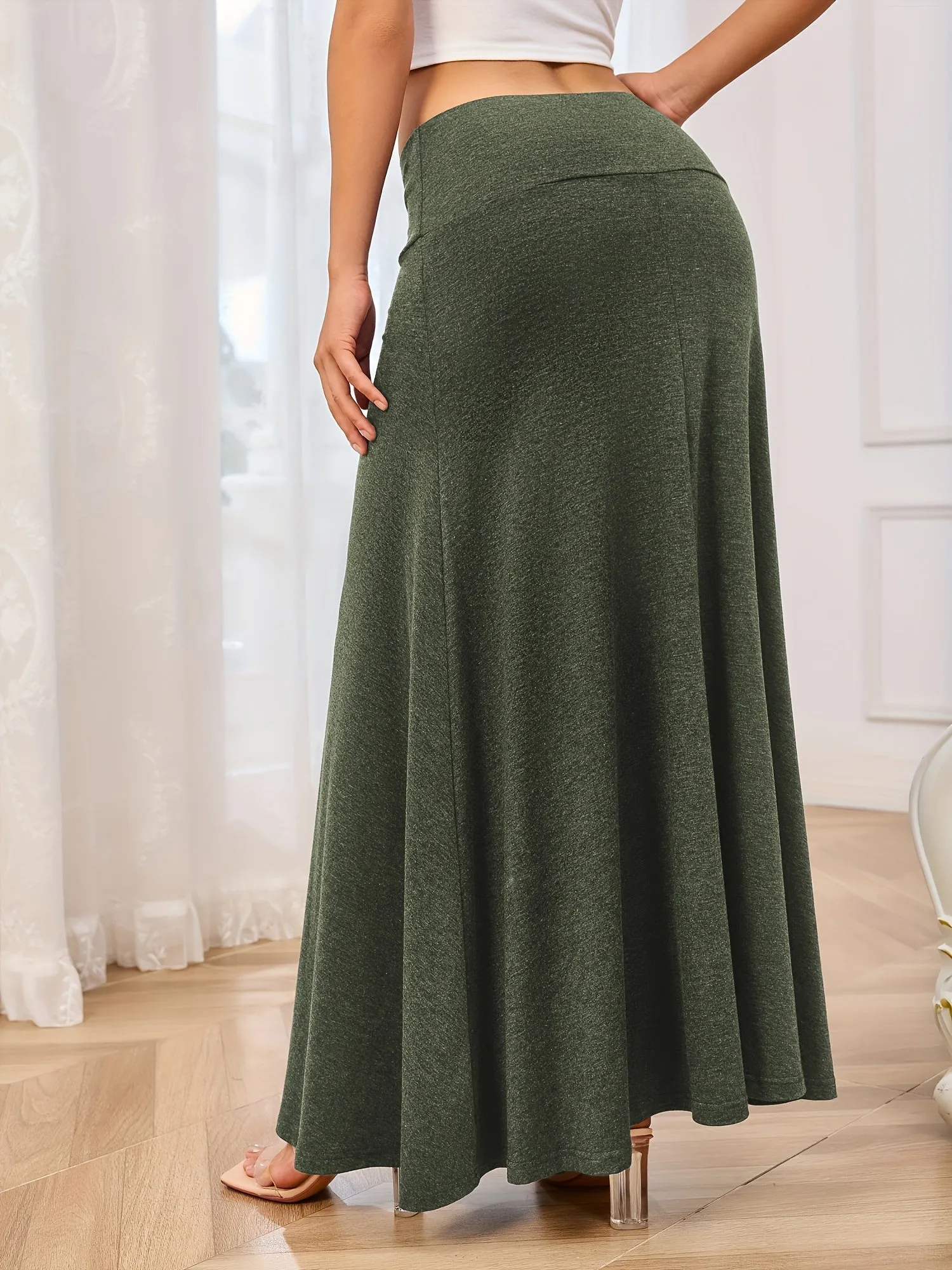 Chic highwaist maxi skirt for stylish springfall outfits