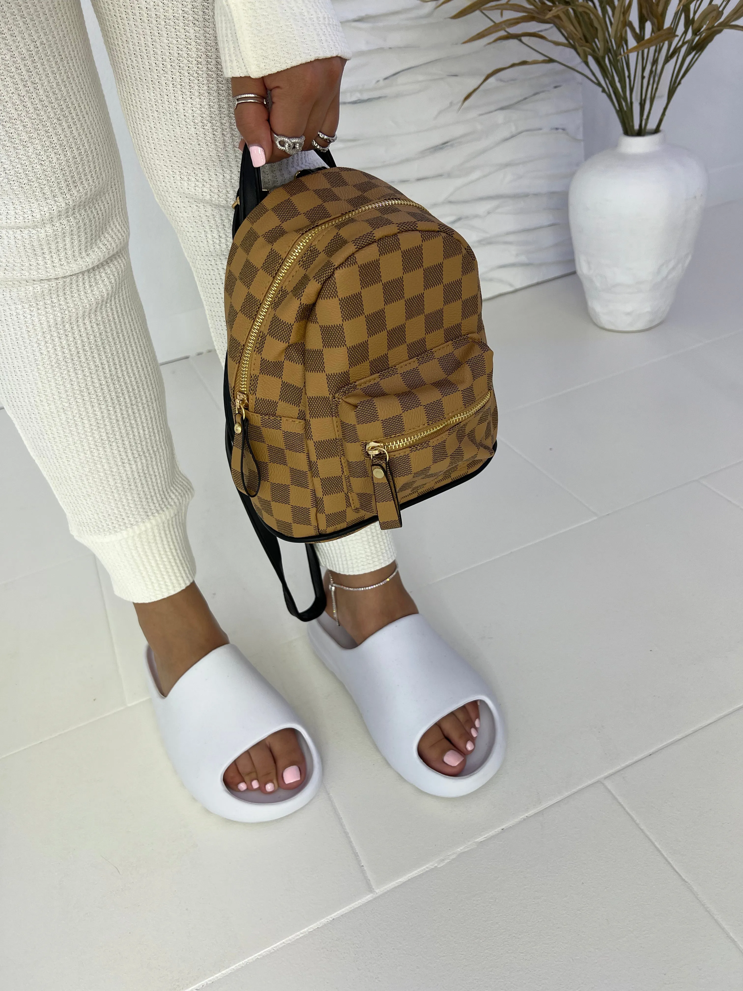 Yez Essential White Slides